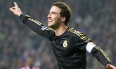 米兰体育官方网站-北欧寒冰与南美烈焰的碰撞，迪马利亚关键时刻的启示与芬兰足球的崛起