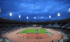 米兰体育官方网站-灰熊封锁尼克斯，布克关键时刻站出来