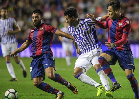 欧巴梅扬助阿拉维斯取得关键胜利 欧巴梅扬助阿拉维斯取得关键胜利