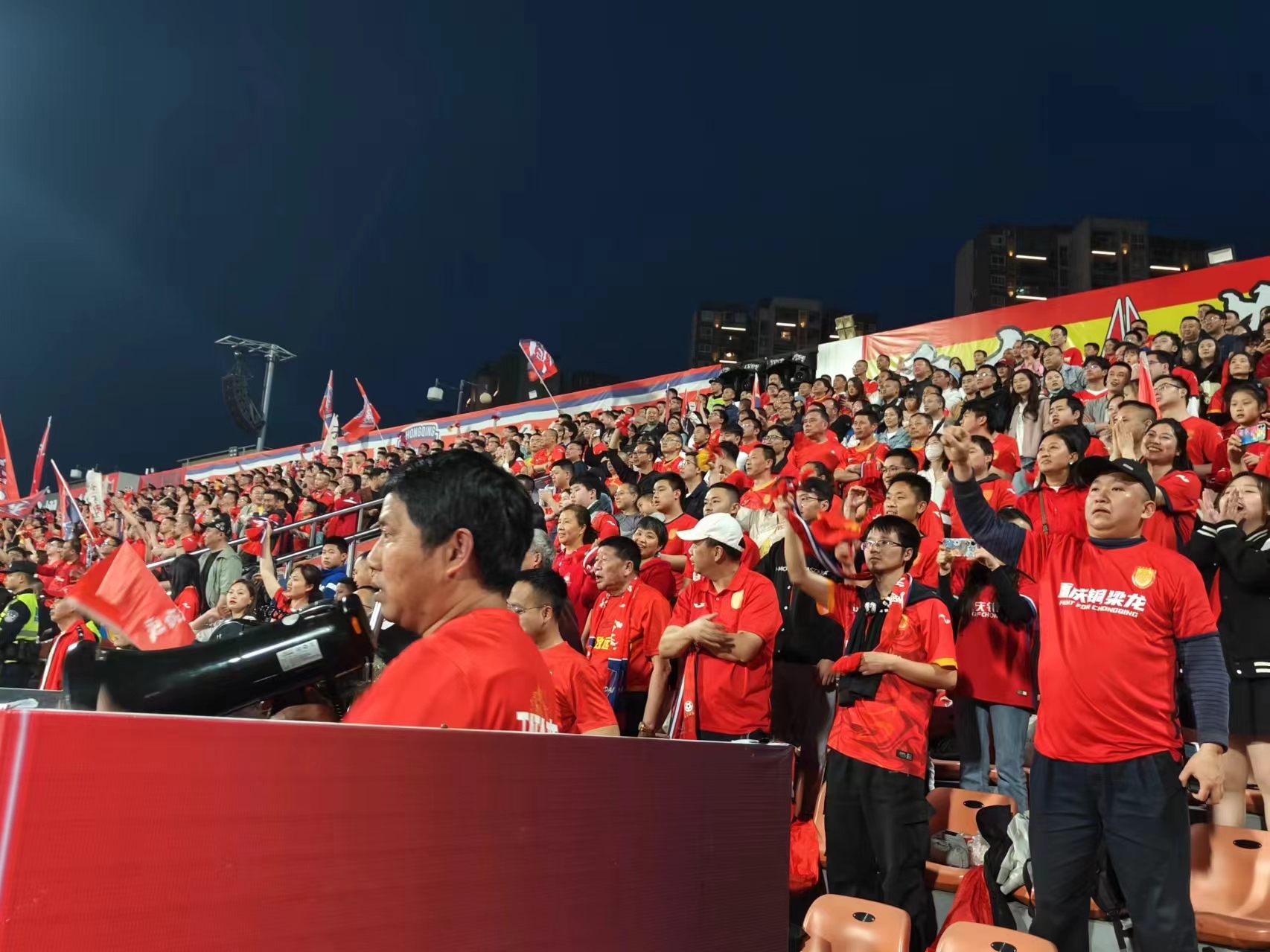 足球比赛现场观众热情洋溢，壮观场面震撼人心的简单介绍