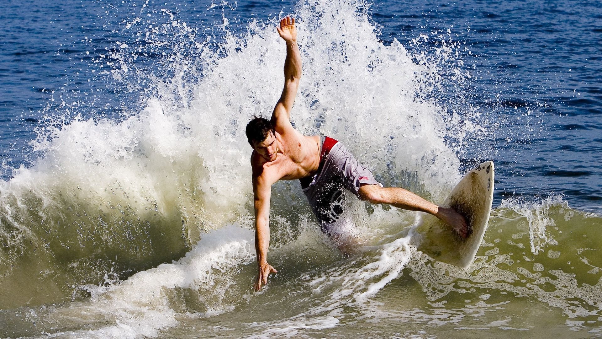 凯尔特人争冠战惊险战胜湖人，乔治关键制胜成历史转折点